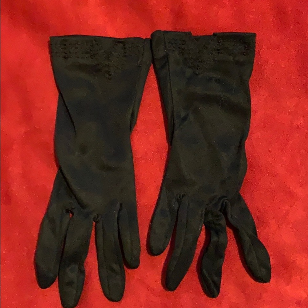 Black fabric gloves.
